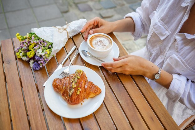 Ontbijt met knapperige croissants en koffie op een terras in de zomer