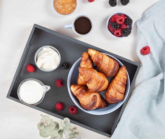 Ontbijt met koffie, croissants