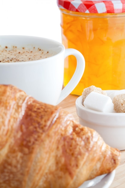 Ontbijt met koffie, een croissant en marmelade