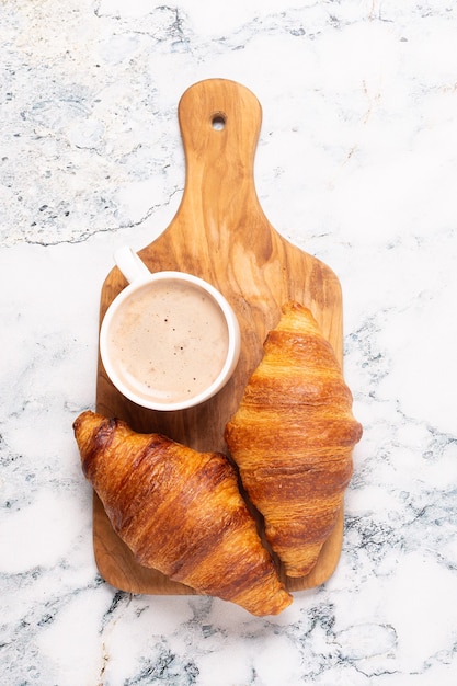 Ontbijt met koffie en croissants, bovenaanzicht