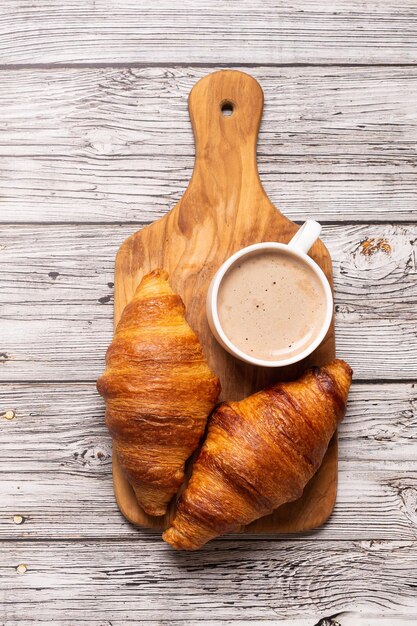 Ontbijt met koffie en croissants, bovenaanzicht