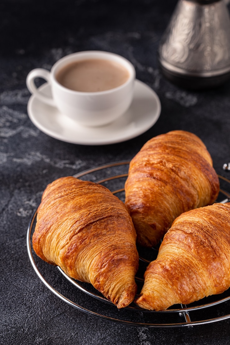 Foto ontbijt met koffie en croissants, selectieve focus