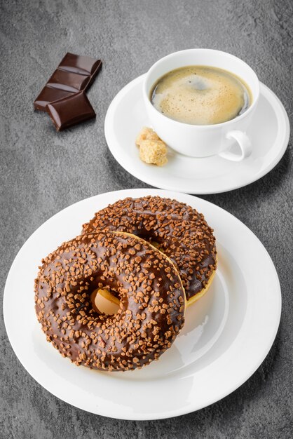 Ontbijt met koffie en donuts