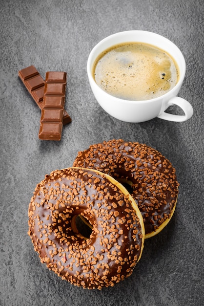 Ontbijt met koffie en donuts