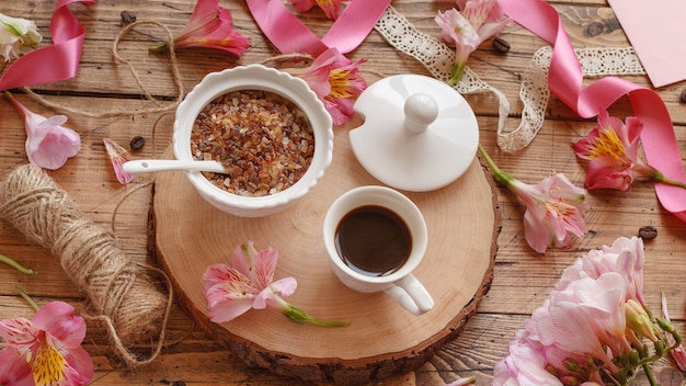 Ontbijt met koffie en koekjes close-up op houten tafel