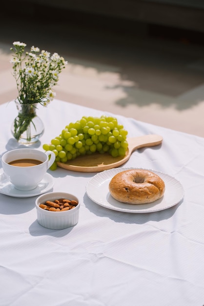 Ontbijt met koffiebrood en fruit