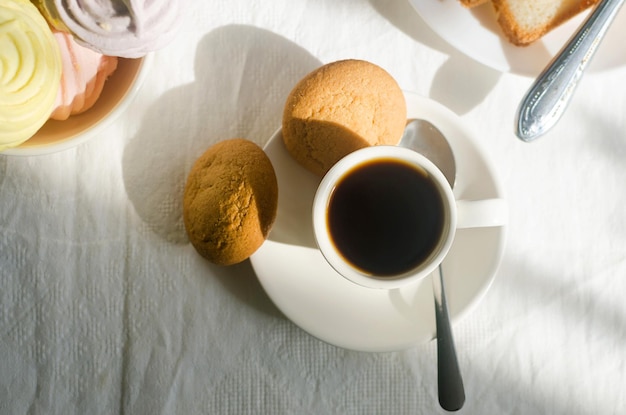 Ontbijt met koffiesnoepjes en toast