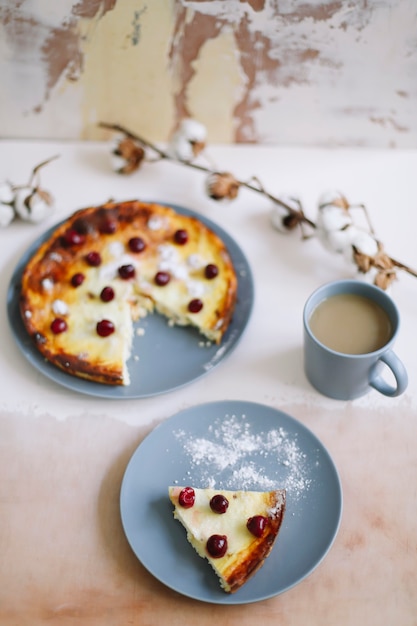 Ontbijt met kwark braadpan met bessen en een kopje koffie op tafel bovenaanzicht