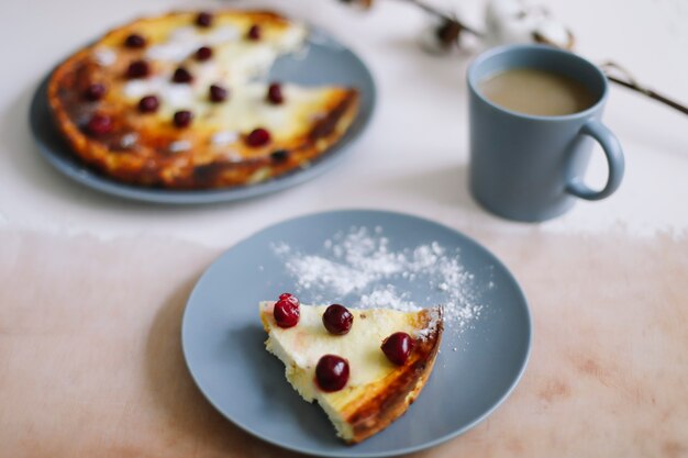 ontbijt met kwark braadpan met bessen en een kopje koffie op tafel bovenaanzicht