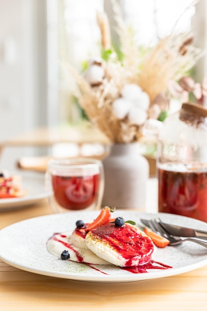 Ontbijt met kwarkpannenkoekjes met zure room en saus