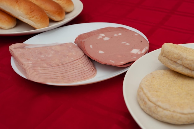 Ontbijt met mortadellaham volkorenbrood