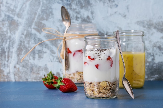 Ontbijt met muesli en yoghurt