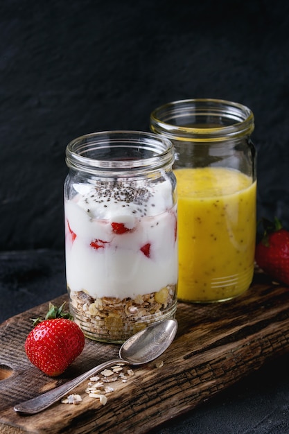 Ontbijt met muesli en yoghurt