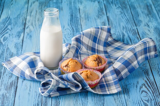 Ontbijt met muffins en melk