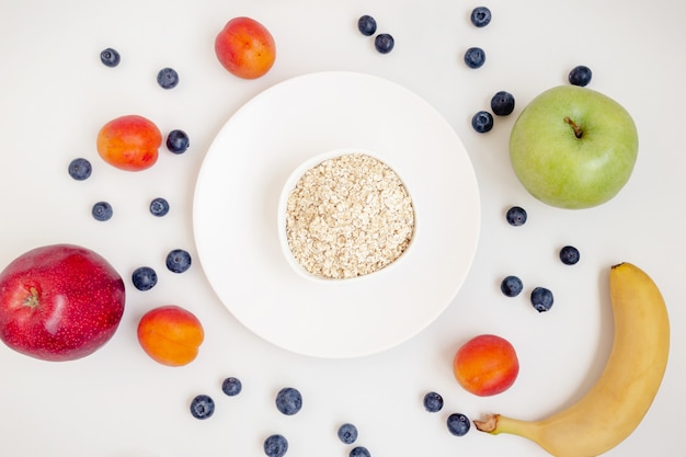 Ontbijt met ontbijtgranen en fruit