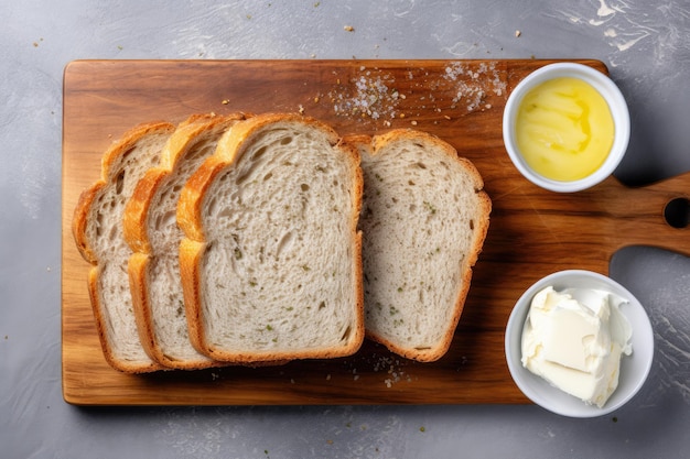 Ontbijt met toast, brood, boter en suiker op een houten plank. Top-down zicht op een grijze achtergrond