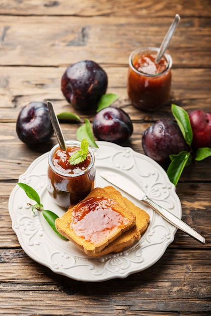 Ontbijt met toast en pruimen jam