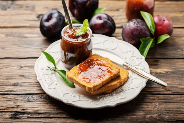 Ontbijt met toast en pruimen jam