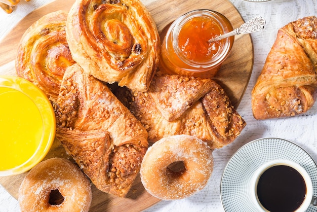 Ontbijt met verschillende Franse gebakjessap en jam