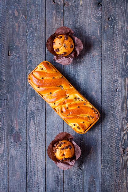 Ontbijt met verschillende gebakjes en vruchten op houten