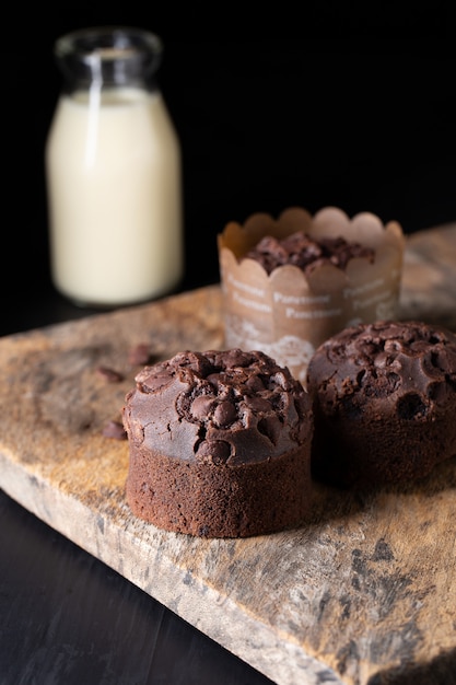 Ontbijt met verse chocolademuffin en melk