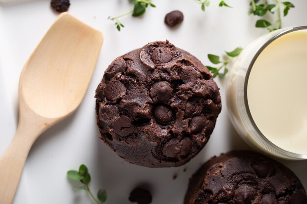 Ontbijt met verse chocolademuffin en melk