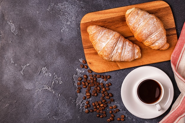 Ontbijt met verse croissants, jus d'orange en koffie