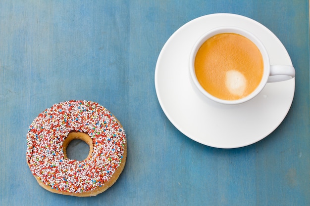 Ontbijt met verse koffie en een donut