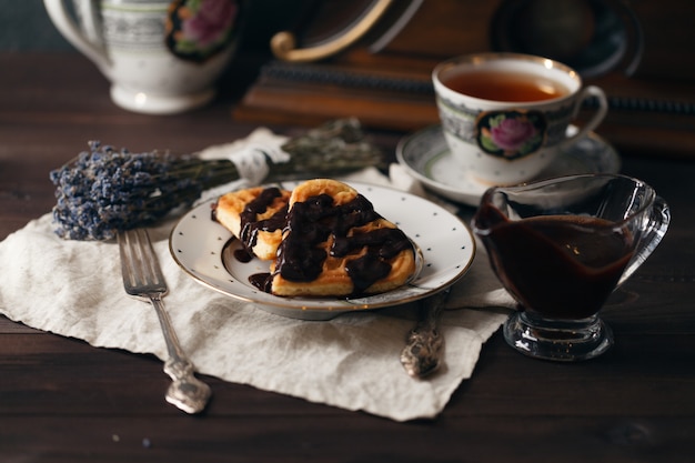 Ontbijt met wafels en theekop