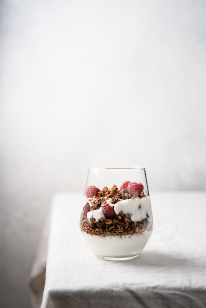 Foto ontbijt met yoghurt zelfgemaakte muesli en verse bessen