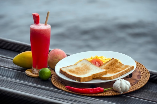 Ontbijt met zeezicht op Bali