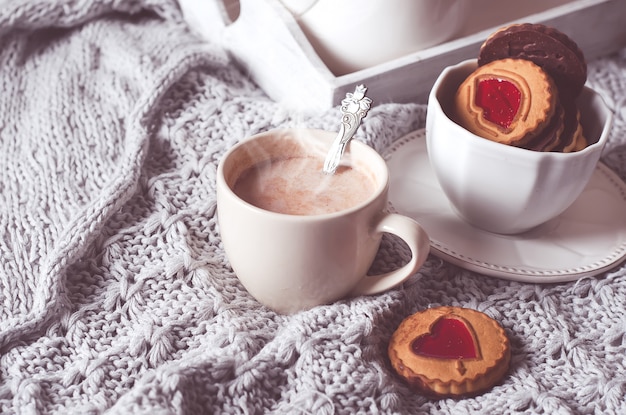 Ontbijt op bed met koffie en koekjes