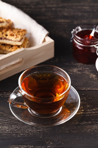 Ontbijt op bed met warme koffie en croissants