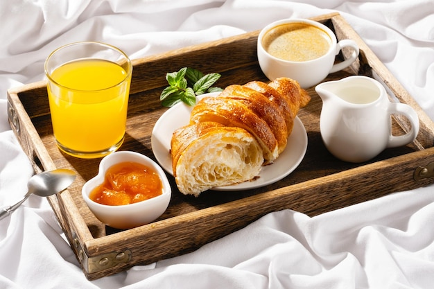 Ontbijt op bed op een zonnige ochtend