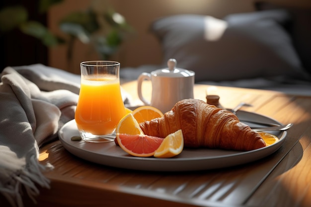 Ontbijt op een bed in een hotelkamer