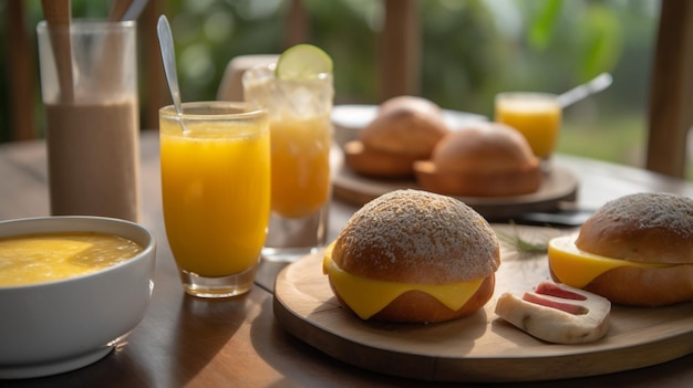 Ontbijt op een tafel met jus d'orange en kaas