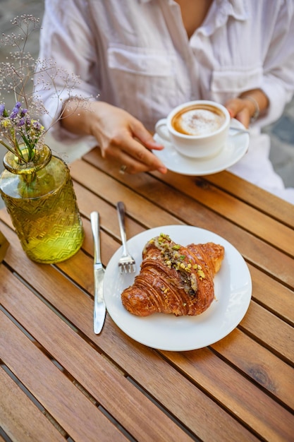 Ontbijt op een zomerterras met croissants en koffie