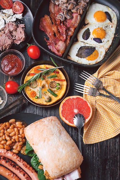 Ontbijt op een zwarte houten tafel in rustieke stijl