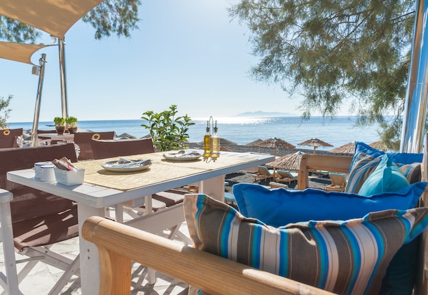 Ontbijt op het strand van het eiland Santorini