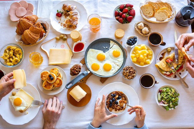 Ontbijt op tafel bovenaanzicht Eten op tafel bovenaanzicht Muesli met bessen Gebakken eieren Maaltijddag