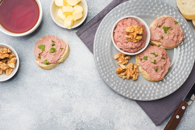 Ontbijt op tafel. Kip paté en boter broodjes. kopje thee