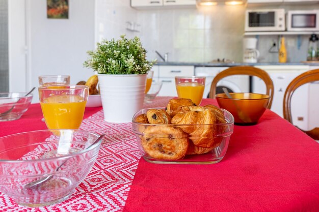 Ontbijt op tafel met tafelkleed in de woonkamer thuis gezond ontbijt