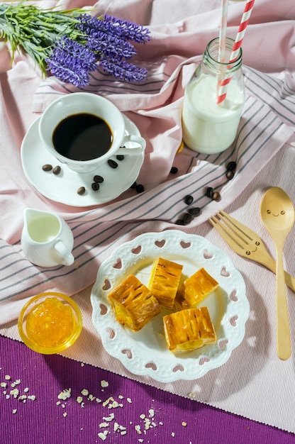 Ontbijt set. Pastei met jam over de schijf op de achtergrond van de lijstreeks