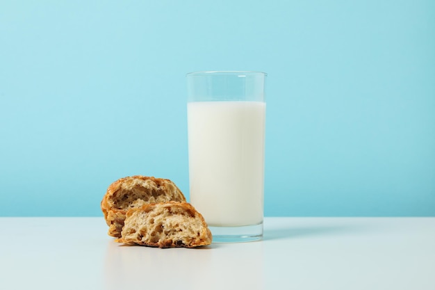 Ontbijt smakelijk eten concept melk met bakkerijproducten