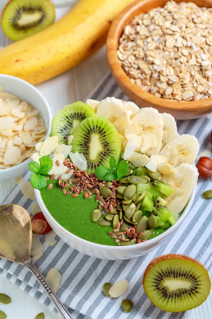 Ontbijt smoothie bowl met spinazie, banaan en kiwi's