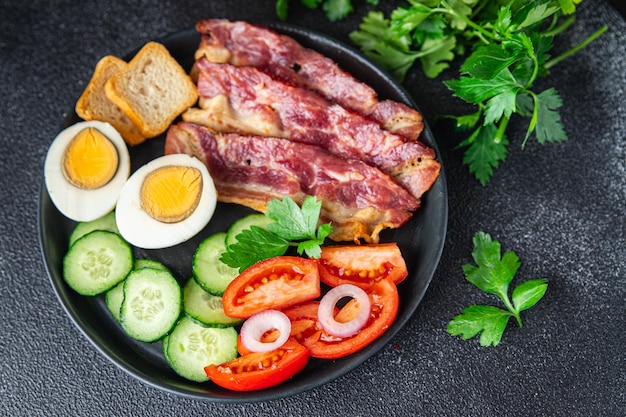 Ontbijt spek eieren groenten gezonde maaltijd eten snack op tafel kopieer ruimte voedsel achtergrond