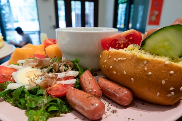 Ontbijt van broodje en fruit op het bord thuis