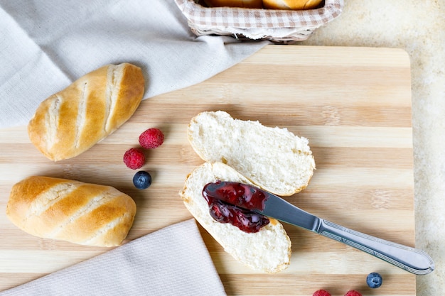 Ontbijt van broodje met marmelade