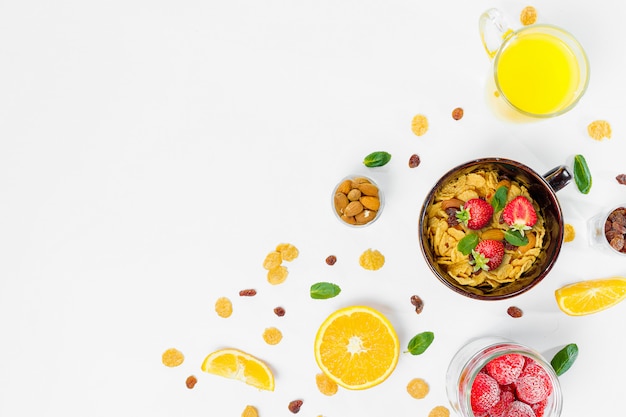 Ontbijt van cornflakes en fruit