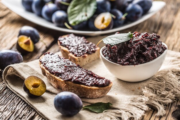 Foto ontbijt van huisgemaakt pruimenjambrood en verse rijpe pruimen.